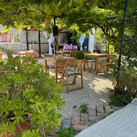 Simadhes Garden Himare
